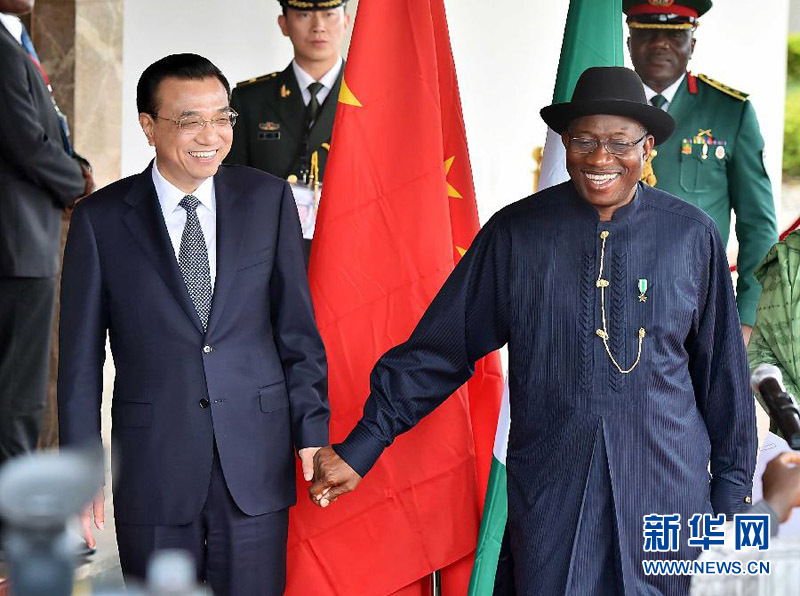 5月7日，中國(guó)國(guó)務(wù)院總理李克強(qiáng)在阿布賈與尼日利亞總統(tǒng)喬納森會(huì)談后共同會(huì)見記者，并回答記者提問。 新華社記者李濤攝 