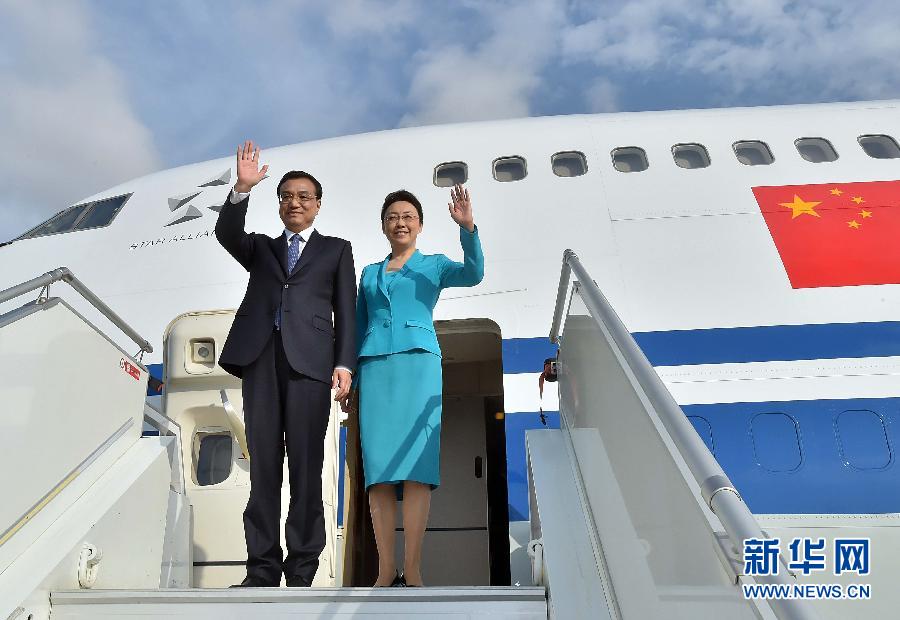 5月8日，應(yīng)安哥拉總統(tǒng)多斯桑托斯邀請(qǐng)，中國國務(wù)院總理李克強(qiáng)乘專機(jī)抵達(dá)羅安達(dá)二月四日國際機(jī)場(chǎng)，開始對(duì)安哥拉進(jìn)行正式訪問。李克強(qiáng)總理夫人程虹同機(jī)抵達(dá)。新華社記者 李濤 攝 