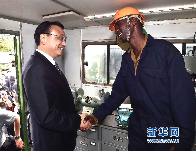 5月11日，中國國務(wù)院總理李克強(qiáng)參觀肯尼亞國家青年服務(wù)隊(duì)。這是李克強(qiáng)與服務(wù)隊(duì)隊(duì)員親切交談。 新華社記者 李濤 攝