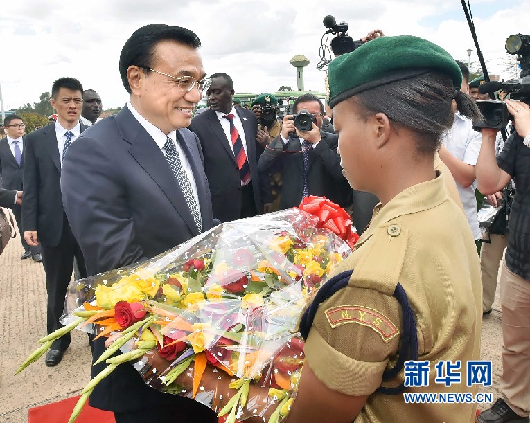 5月11日，中國國務(wù)院總理李克強(qiáng)參觀肯尼亞國家青年服務(wù)隊(duì)。這是服務(wù)隊(duì)隊(duì)員向李克強(qiáng)敬獻(xiàn)鮮花。 新華社記者 李濤 攝