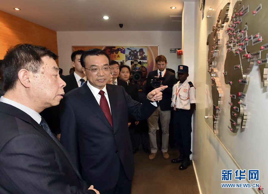 5月11日，中國國務(wù)院總理李克強(qiáng)在肯尼亞首都內(nèi)羅畢看望并慰問中央電視臺非洲分臺員工。 新華社記者 李濤 攝 
