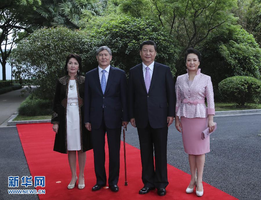 會談前，習(xí)近平在上海西郊會議中心廣場為阿坦巴耶夫舉行歡迎儀式。新華社記者 蘭紅光 攝 