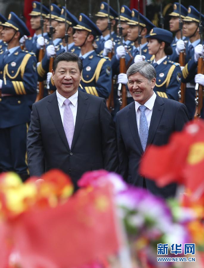 會談前，習(xí)近平在上海西郊會議中心廣場為阿坦巴耶夫舉行歡迎儀式。新華社記者 蘭紅光 攝 