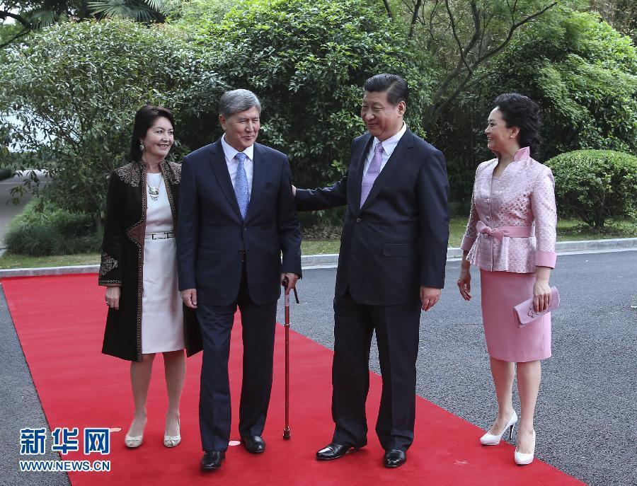 會談前，習(xí)近平在上海西郊會議中心廣場為阿坦巴耶夫舉行歡迎儀式。新華社記者 蘭紅光 攝 