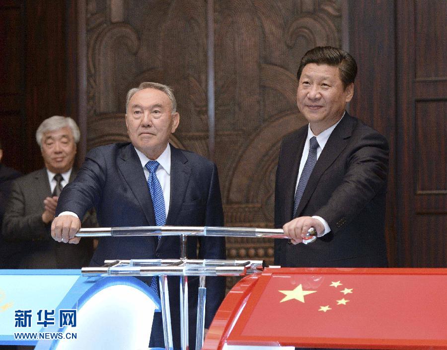 5月19日，國家主席習(xí)近平在上海同哈薩克斯坦總統(tǒng)納扎爾巴耶夫舉行會談。這是會談后，兩國元首共同出席中哈連云港物流場站項目遠(yuǎn)程投產(chǎn)儀式。新華社記者 馬占成 攝 