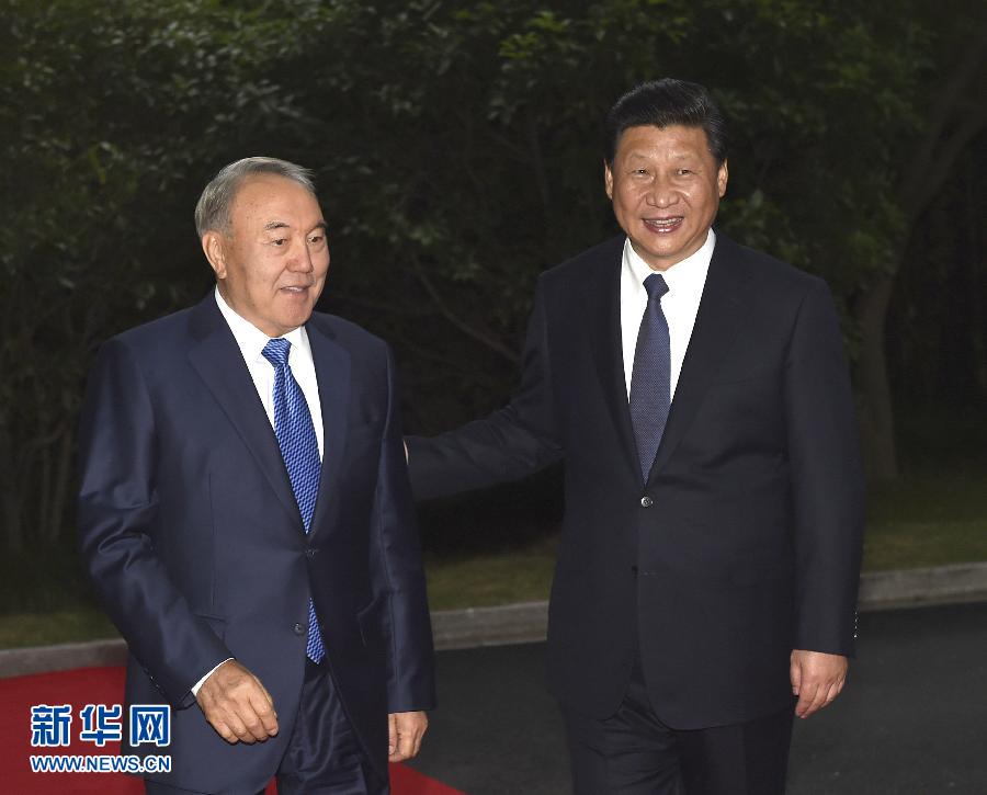  5月19日，中國國家主席習(xí)近平在上海同哈薩克斯坦總統(tǒng)納扎爾巴耶夫舉行會談。這是會談前，習(xí)近平在上海西郊會議中心廣場為納扎爾巴耶夫舉行歡迎儀式。新華社記者 馬占成 攝 
