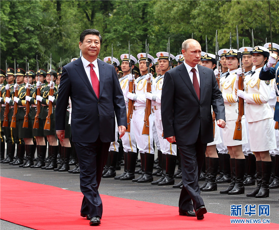 這是會談前，習近平在上海西郊會議中心廣場為普京舉行歡迎儀式。 新華社記者 龐興雷 攝 