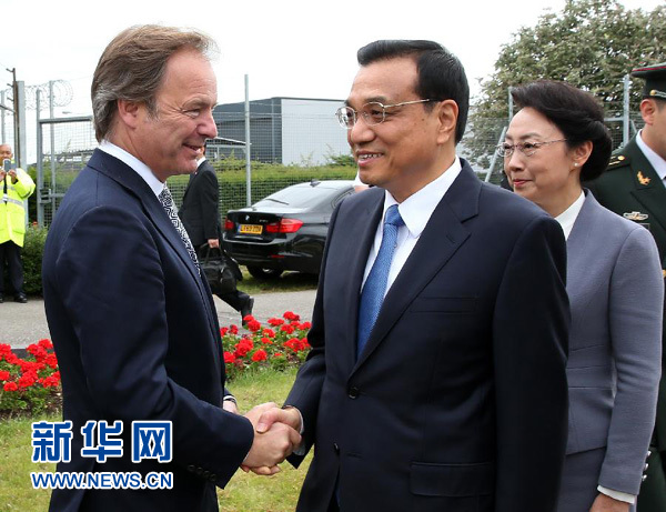 6月16日，應(yīng)英國首相卡梅倫邀請，國務(wù)院總理李克強(qiáng)乘專機(jī)抵達(dá)倫敦希思羅機(jī)場，開始對英國進(jìn)行正式訪問。李克強(qiáng)總理夫人程虹同機(jī)抵達(dá)。這是英國政府高級官員到機(jī)場迎接李克強(qiáng)總理和夫人。新華社記者 龐興雷 攝