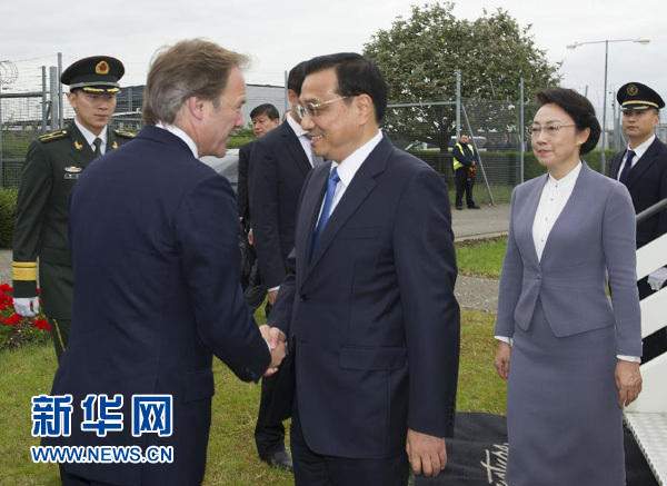 6月16日，應(yīng)英國首相卡梅倫邀請，國務(wù)院總理李克強(qiáng)乘專機(jī)抵達(dá)倫敦希思羅機(jī)場，開始對英國進(jìn)行正式訪問。李克強(qiáng)總理夫人程虹同機(jī)抵達(dá)。這是英國政府高級官員到機(jī)場迎接李克強(qiáng)總理和夫人。新華社記者 黃敬文 攝