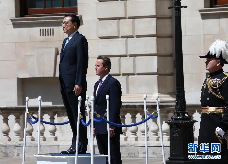 6月17日，中國國務(wù)院總理李克強在倫敦唐寧街10號首相府同英國首相卡梅倫舉行中英總理年度會晤。這是會晤前，卡梅倫為李克強舉行隆重的歡迎儀式。新華社記者 龐興雷 攝 