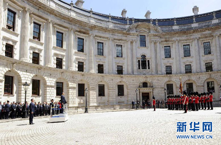 6月17日，中國國務(wù)院總理李克強在倫敦唐寧街10號首相府同英國首相卡梅倫舉行中英總理年度會晤。這是會晤前，卡梅倫為李克強舉行隆重的歡迎儀式。新華社記者 張鐸 攝 