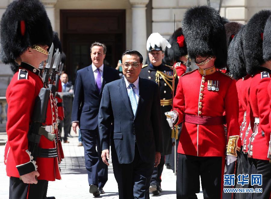 6月17日，中國國務(wù)院總理李克強在倫敦唐寧街10號首相府同英國首相卡梅倫舉行中英總理年度會晤。這是會晤前，卡梅倫為李克強舉行隆重的歡迎儀式。新華社記者 龐興雷 攝  