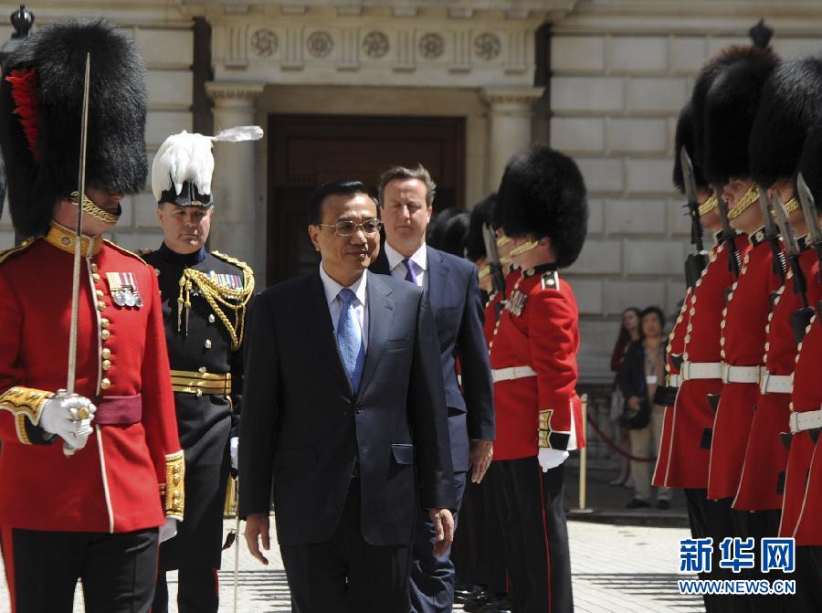 6月17日，中國國務(wù)院總理李克強在倫敦唐寧街10號首相府同英國首相卡梅倫舉行中英總理年度會晤。這是會晤前，卡梅倫為李克強舉行隆重的歡迎儀式。新華社記者 張鐸 攝  