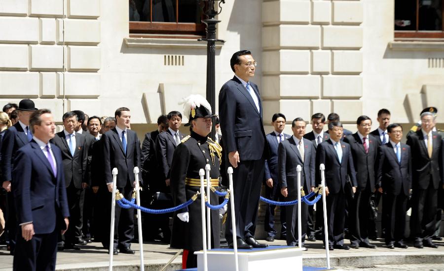 6月17日，中國國務(wù)院總理李克強在倫敦唐寧街10號首相府同英國首相卡梅倫舉行中英總理年度會晤。這是會晤前，卡梅倫為李克強舉行隆重的歡迎儀式。新華社記者 張鐸 攝 