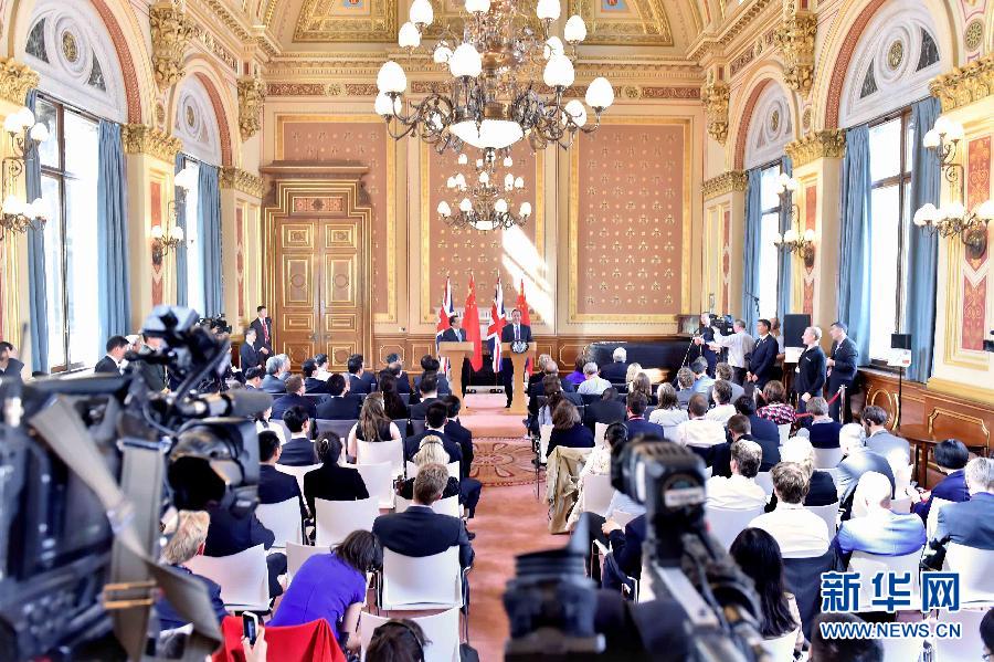 6月17日，中國(guó)國(guó)務(wù)院總理李克強(qiáng)同英國(guó)首相卡梅倫在倫敦舉行中英總理年度會(huì)晤后共同會(huì)見記者。新華社記者 李濤 攝