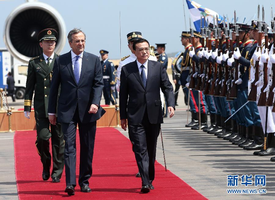 6月19日，國務(wù)院總理李克強(qiáng)乘專機(jī)抵達(dá)雅典國際機(jī)場，開始對希臘進(jìn)行正式訪問。希臘總理薩馬拉斯在機(jī)場為李克強(qiáng)舉行隆重的歡迎儀式。這是李克強(qiáng)在薩馬拉斯的陪同下檢閱儀仗隊(duì)。新華社記者 龐興雷 攝