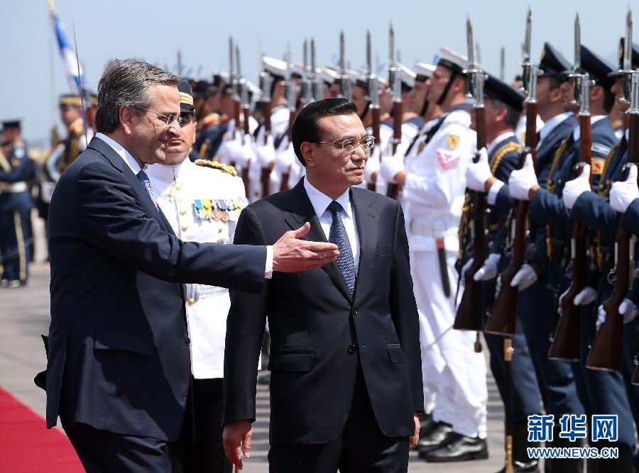 6月19日，國務(wù)院總理李克強(qiáng)乘專機(jī)抵達(dá)雅典國際機(jī)場，開始對希臘進(jìn)行正式訪問。希臘總理薩馬拉斯在機(jī)場為李克強(qiáng)舉行隆重的歡迎儀式。這是李克強(qiáng)在薩馬拉斯的陪同下檢閱儀仗隊(duì)。新華社記者 龐興雷 攝  