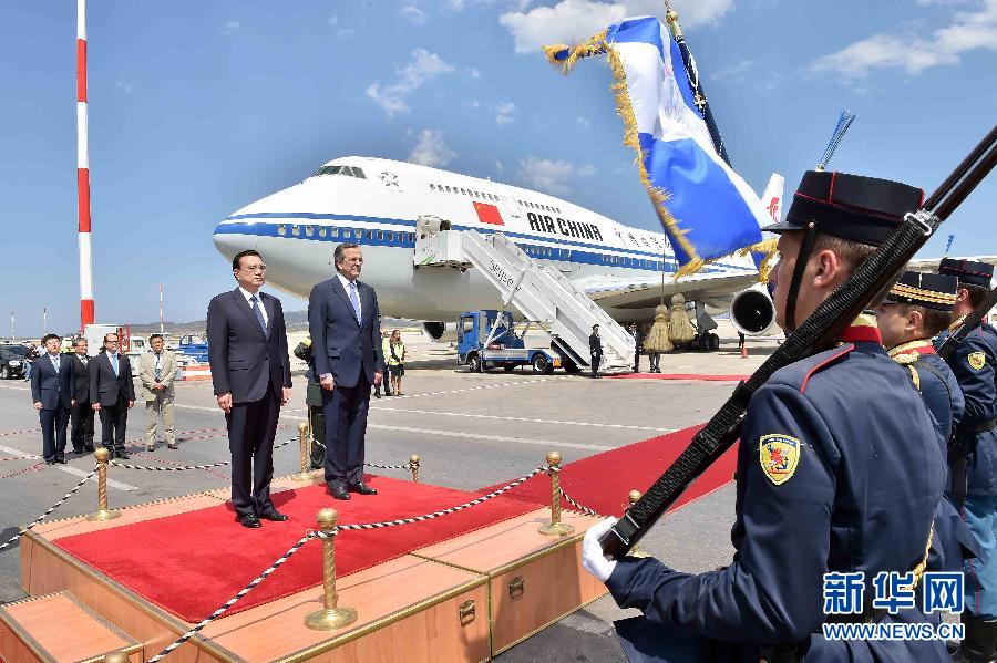 6月19日，國務(wù)院總理李克強(qiáng)乘專機(jī)抵達(dá)雅典國際機(jī)場，開始對希臘進(jìn)行正式訪問。希臘總理薩馬拉斯在機(jī)場為李克強(qiáng)舉行隆重的歡迎儀式。新華社記者 李濤 攝