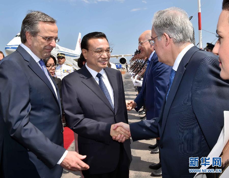 6月19日，國務(wù)院總理李克強(qiáng)乘專機(jī)抵達(dá)雅典國際機(jī)場，開始對希臘進(jìn)行正式訪問。希臘總理薩馬拉斯在機(jī)場為李克強(qiáng)舉行隆重的歡迎儀式。新華社記者 李濤 攝