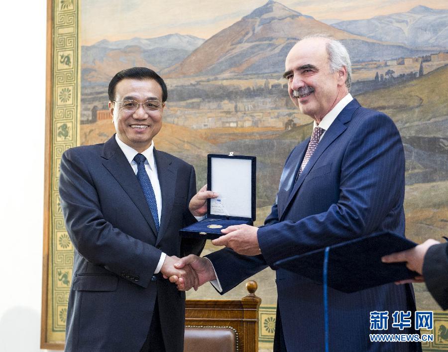 6月19日，國務(wù)院總理李克強(qiáng)在希臘議會大廈會見希臘議長米馬拉基斯。這是會見前，米馬拉基斯代表希臘議會向李克強(qiáng)授予議會金質(zhì)勛章。新華社記者 王曄 攝