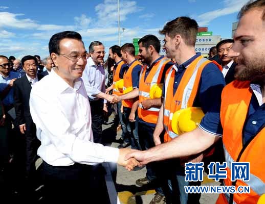 6月20日，國務(wù)院總理李克強與希臘總理薩馬拉斯共同考察中國遠洋運輸集團比雷埃夫斯集裝箱碼頭。這是李克強和薩馬拉斯來到3號碼頭，同碼頭工人親切交流。新華社記者 李濤 攝 