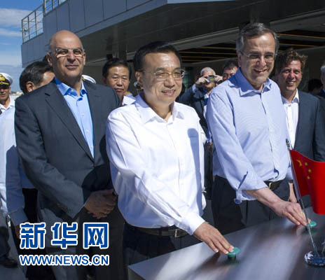 這是李克強與薩馬拉斯共同發(fā)出指令，一列滿載中國貨物的列車緩緩駛出比雷埃夫斯港，開往中東歐目的地。新華社記者 王曄 攝