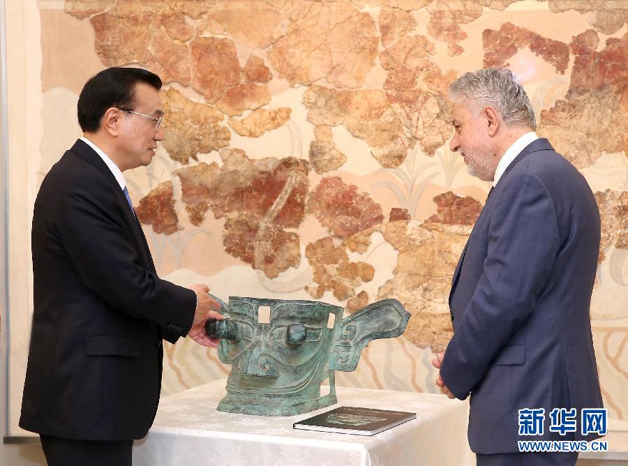 6月21日，國務(wù)院總理李克強與希臘總理薩馬拉斯共同出席希臘伊拉克利翁博物館新館開館儀式并發(fā)表講話。這是李克強向伊拉克利翁博物館贈送三星堆出土文物復(fù)制品。新華社記者 龐興雷 攝 