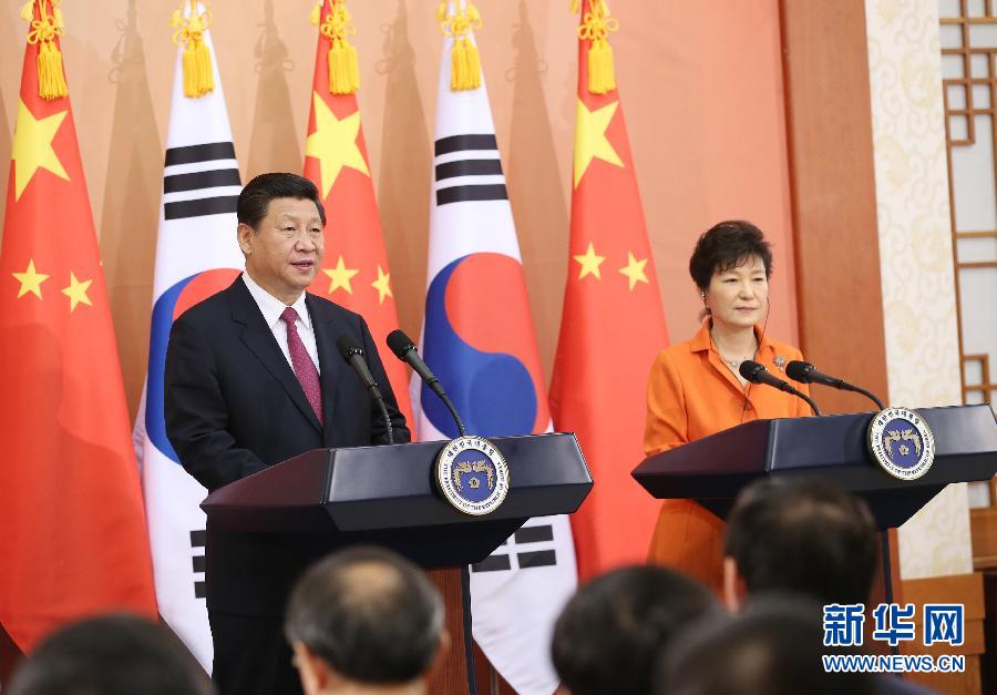 7月3日，國家主席習(xí)近平在首爾同韓國總統(tǒng)樸槿惠舉行會談。會談后，兩國元首共同會見記者。 新華社記者姚大偉攝