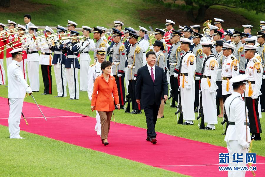 7月3日，國家主席習(xí)近平在首爾同韓國總統(tǒng)樸槿惠舉行會談。會談前，樸槿惠在青瓦臺總統(tǒng)府為習(xí)近平舉行隆重歡迎儀式。 新華社記者姚大偉攝