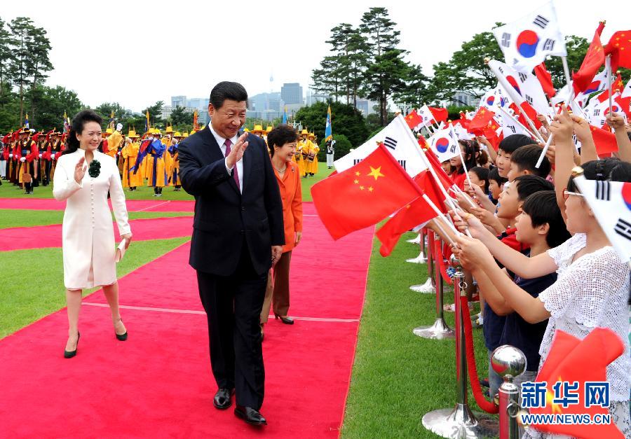 7月3日，國家主席習(xí)近平在首爾同韓國總統(tǒng)樸槿惠舉行會談。會談前，樸槿惠在青瓦臺總統(tǒng)府為習(xí)近平舉行隆重歡迎儀式。 新華社記者饒愛民攝 