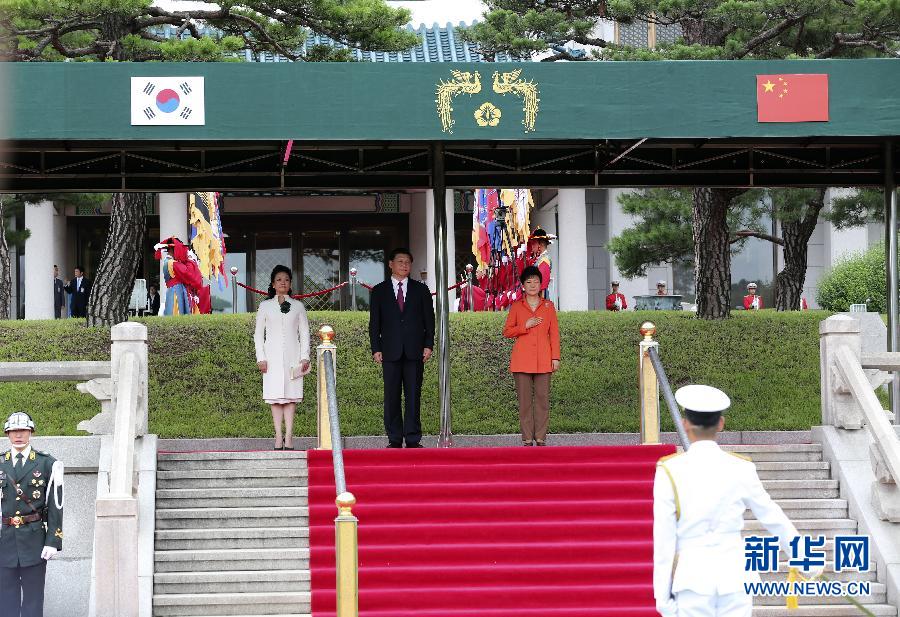 7月3日，國家主席習(xí)近平在首爾同韓國總統(tǒng)樸槿惠舉行會談。會談前，樸槿惠在青瓦臺總統(tǒng)府為習(xí)近平舉行隆重歡迎儀式。 新華社記者丁林?jǐn)z 