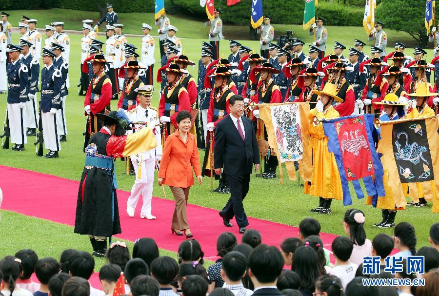 7月3日，國家主席習(xí)近平在首爾同韓國總統(tǒng)樸槿惠舉行會談。會談前，樸槿惠在青瓦臺總統(tǒng)府為習(xí)近平舉行隆重歡迎儀式。 新華社記者姚大偉攝 