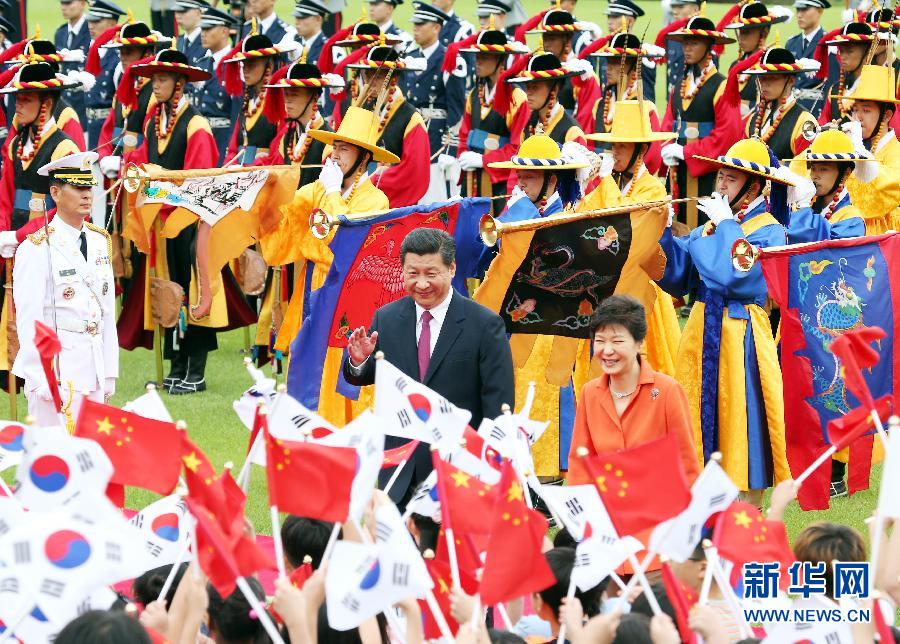 7月3日，國家主席習(xí)近平在首爾同韓國總統(tǒng)樸槿惠舉行會談。會談前，樸槿惠在青瓦臺總統(tǒng)府為習(xí)近平舉行隆重歡迎儀式。 新華社記者姚大偉攝 