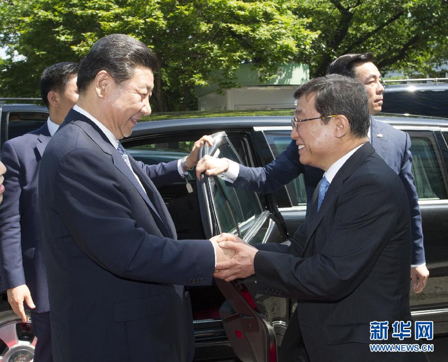 7月4日，國家主席習近平在韓國國立首爾大學發(fā)表題為《共創(chuàng)中韓合作未來　同襄亞洲振興繁榮》的重要演講。這是首爾大學校長吳然天迎接習近平主席。新華社記者 謝環(huán)馳 攝 