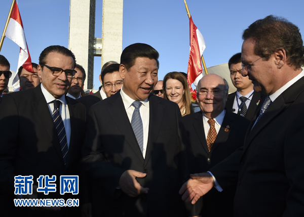7月16日，國家主席習(xí)近平在巴西利亞會見巴西參議長卡列羅斯（前右）和眾議長阿爾維斯（前左）。 新華社記者 李學(xué)仁 攝 
