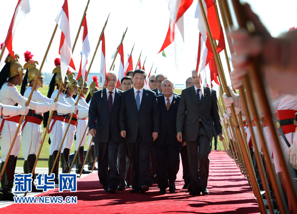 7月16日，國家主席習(xí)近平在巴西利亞會見巴西參議長卡列羅斯和眾議長阿爾維斯。這是習(xí)近平步入國會大廈。 新華社記者 劉建生 攝 