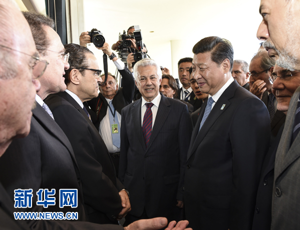 7月16日，國家主席習(xí)近平在巴西利亞會見巴西參議長卡列羅斯和眾議長阿爾維斯。這是兩院議長迎接習(xí)近平主席，并介紹議員代表。 新華社記者李學(xué)仁 攝 