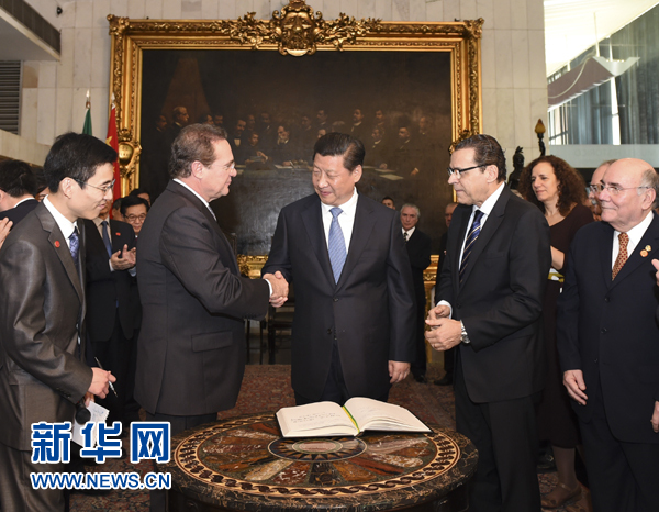 7月16日，國家主席習(xí)近平在巴西利亞會見巴西參議長卡列羅斯（前排左二）和眾議長阿爾維斯（前排右二）。 新華社記者 李學(xué)仁 攝 