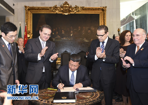 7月16日，國家主席習(xí)近平在巴西利亞會見巴西參議長卡列羅斯（前排左二）和眾議長阿爾維斯（前排右二）。這是習(xí)近平應(yīng)邀為參眾兩院題詞。新華社記者 李學(xué)仁 攝 