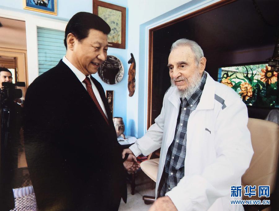 當?shù)貢r間7月22日，國家主席習近平在哈瓦那親切探望古巴革命領袖菲德爾&middot;卡斯特羅。 新華社發(fā)