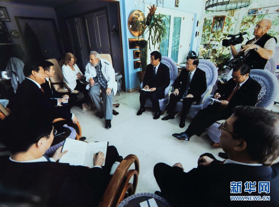當?shù)貢r間7月22日，國家主席習近平在哈瓦那親切探望古巴革命領袖菲德爾&middot;卡斯特羅。 新華社發(fā)