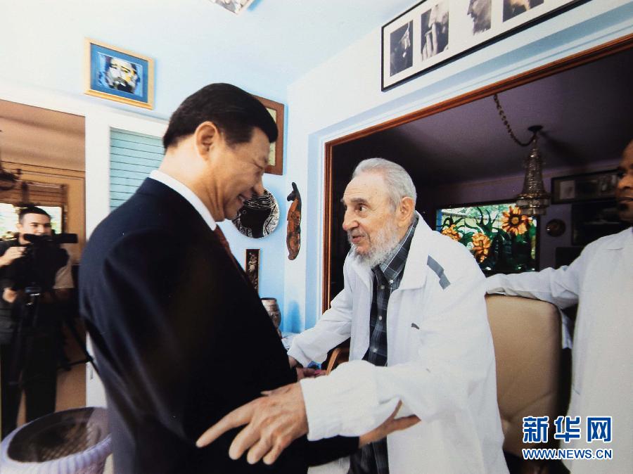 當?shù)貢r間7月22日，國家主席習近平在哈瓦那親切探望古巴革命領袖菲德爾&middot;卡斯特羅。 新華社發(fā)