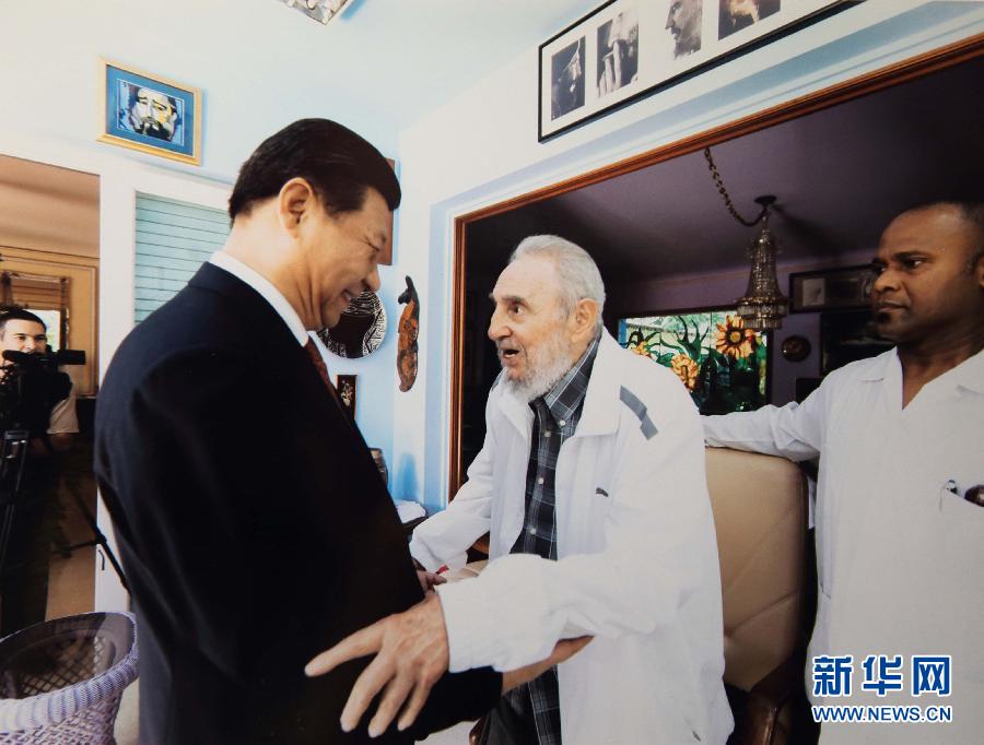 當?shù)貢r間7月22日，國家主席習近平在哈瓦那親切探望古巴革命領袖菲德爾&middot;卡斯特羅。 新華社發(fā)
