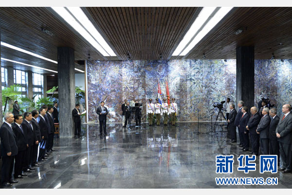 當?shù)貢r間7月22日，國家主席習近平在哈瓦那接受古巴政府授予的&ldquo;何塞&middot;馬蒂&rdquo;勛章。古巴國務委員會主席兼部長會議主席勞爾&middot;卡斯特羅為習近平佩戴勛章。新華社記者馬占成攝