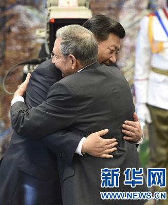 當?shù)貢r間7月22日，國家主席習近平在哈瓦那接受古巴政府授予的&ldquo;何塞&middot;馬蒂&rdquo;勛章。古巴國務委員會主席兼部長會議主席勞爾&middot;卡斯特羅為習近平佩戴勛章。新華社記者馬占成攝