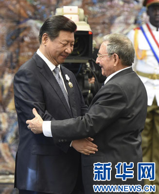 當?shù)貢r間7月22日，國家主席習近平在哈瓦那接受古巴政府授予的&ldquo;何塞&middot;馬蒂&rdquo;勛章。古巴國務委員會主席兼部長會議主席勞爾&middot;卡斯特羅為習近平佩戴勛章。新華社記者馬占成攝