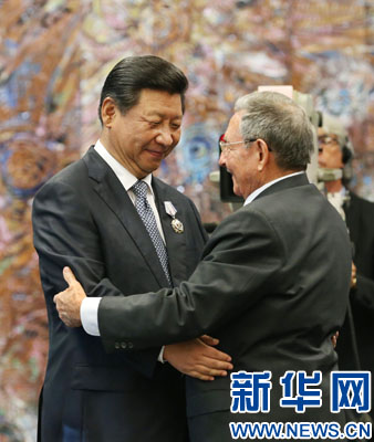 當?shù)貢r間7月22日，國家主席習近平在哈瓦那接受古巴政府授予的&ldquo;何塞&middot;馬蒂&rdquo;勛章。古巴國務委員會主席兼部長會議主席勞爾&middot;卡斯特羅為習近平佩戴勛章。新華社記者劉衛(wèi)兵攝