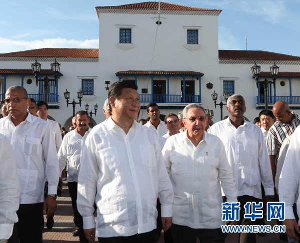 當(dāng)?shù)貢r間7月23日，國家主席習(xí)近平在古巴國務(wù)委員會主席兼部長會議主席勞爾&middot;卡斯特羅全程陪同下，訪問古巴第二大城市、被稱為&ldquo;英雄城&rdquo;的圣地亞哥。這是習(xí)近平和勞爾參觀圣地亞哥市政府。新華社記者蘭紅光 攝