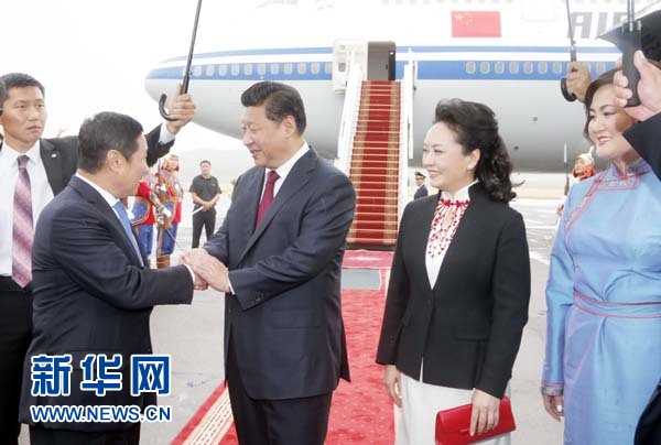 8月21日，國家主席習(xí)近平抵達(dá)烏蘭巴托，開始對蒙古國進(jìn)行國事訪問。習(xí)近平和夫人彭麗媛在機(jī)場受到蒙古國總理阿勒坦呼亞格夫婦熱情迎接。新華社記者鞠鵬攝