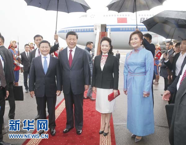 8月21日，國家主席習(xí)近平抵達(dá)烏蘭巴托，開始對蒙古國進(jìn)行國事訪問。習(xí)近平和夫人彭麗媛在機(jī)場受到蒙古國總理阿勒坦呼亞格夫婦熱情迎接。新華社記者鞠鵬攝 